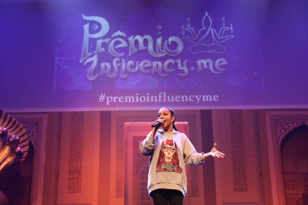 Apresentadora no palco